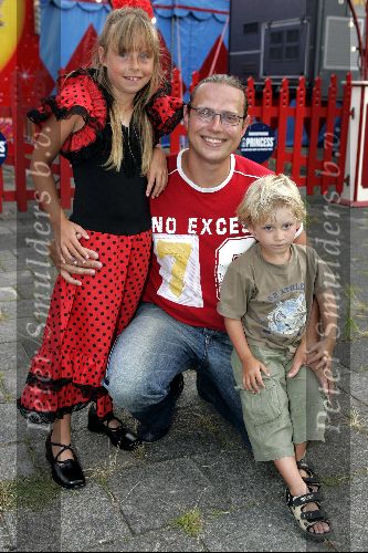 Amsterdam 3 augustus 2004
Premiere circus Renz. Klusjesman Dennis Mulder SBS 6  met kinderen
