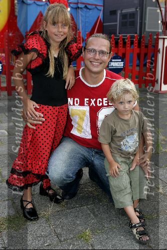 Amsterdam 3 augustus 2004
Premiere circus Renz. Klusjesman Dennis Mulder SBS 6  met kinderen
