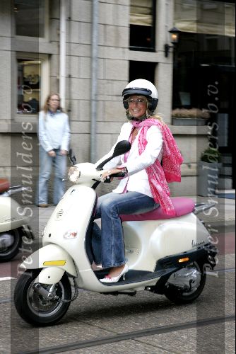 Amsterdam 25 augustus 2004
Presentatie nieuwe blad Zuid .
Ellemieke Vermolen op scooter