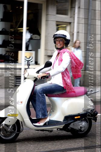 Amsterdam 25 augustus 2004
Presentatie nieuwe blad Zuid .
Ellemieke Vermolen op scooter