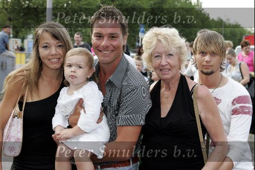 Amsterdam 3 augustus 2004
Eloy de Jong met familie bij premiere circus Renz