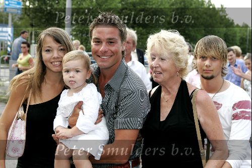 Amsterdam 3 augustus 2004
Eloy de Jong met familie bij premiere circus Renz