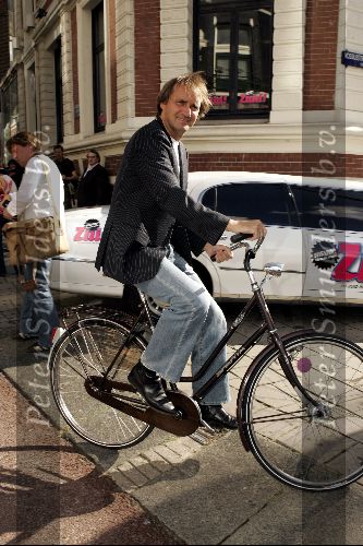 Amsterdam 25 augustus 2004
Presentatie nieuwe blad Zuid .
Erik de Vlieger op fiets