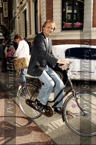 Amsterdam 25 augustus 2004
Presentatie nieuwe blad Zuid .
Erik de Vlieger op fiets