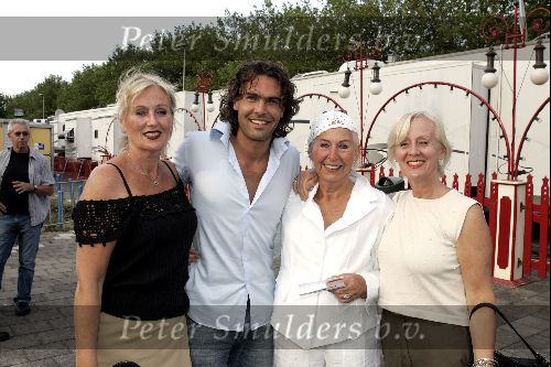Amsterdam 3 augustus 2004
Ferenc Boltini met moder tante en oma bij premiere circus Renz