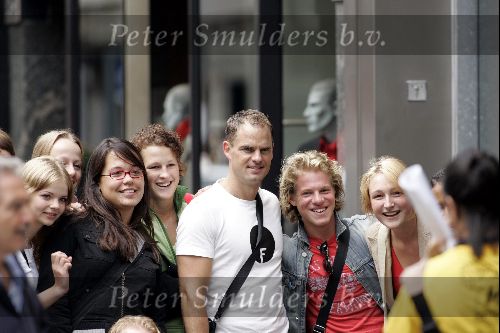 Amsterdam 24 augustus 2004
Frank de Boer met fans op de PC Hooftstraat