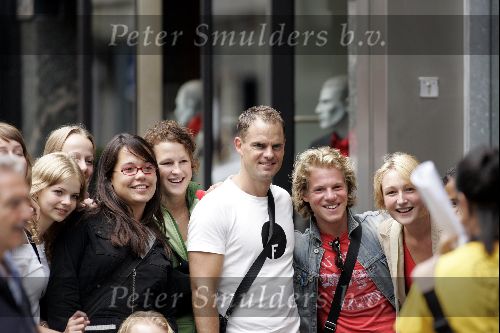Amsterdam 24 augustus 2004
Frank de Boer met fans op de PC Hooftstraat