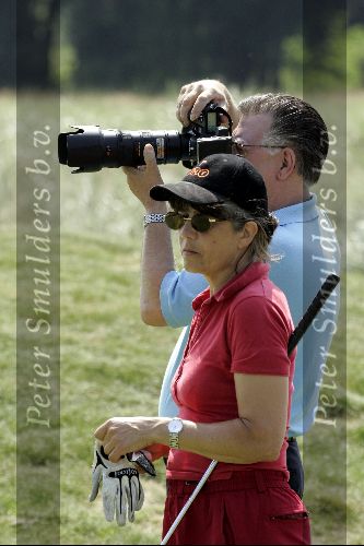 Eemnes 1 augustus 2004
Golfen voor een goed doel op  golfclub de Goyer.
Vrouw Freek de Jonge met op achtergrond Joop v Tellingen