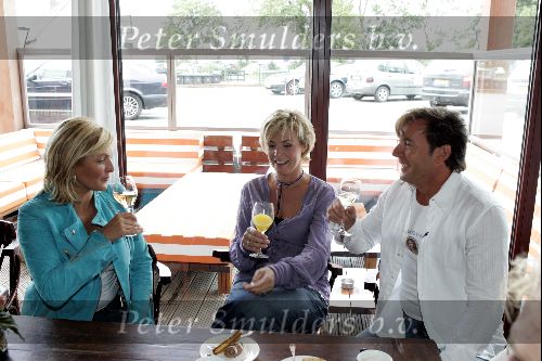 Loosdrecht 31 augustus 2004
Persconferentie Gerard Joling bij Restaurant Zin.
Gerard Joling Caroline Tensen en Irene Moors