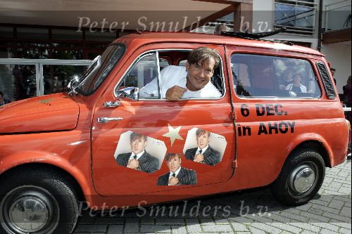 Loosdrecht 31 augustus 2004
Persconferentie Gerard Joling bij Restaurant Zin.
Gerard Joling in fiat 500