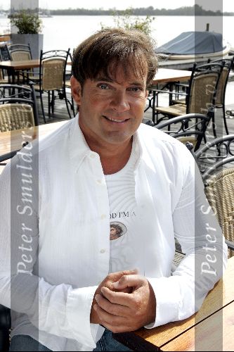 Loosdrecht 31 augustus 2004
Persconferentie Gerard Joling bij Restaurant Zin.
Gerard Joling in fiat 500