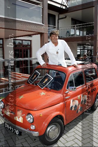 Loosdrecht 31 augustus 2004
Persconferentie Gerard Joling bij Restaurant Zin.
Gerard Joling in fiat 500
