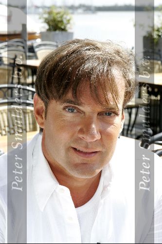 Loosdrecht 31 augustus 2004
Persconferentie Gerard Joling bij Restaurant Zin.
Gerard Joling in fiat 500