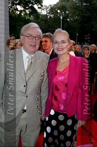 Den Haag 30 augustus 2004
Premiere Passion in schouwburg Den Haag.
Henk v d Meyden met vrouw