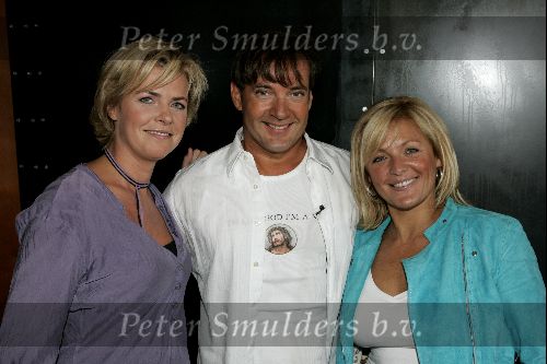Loosdrecht 31 augustus 2004
Persconferentie Gerard Joling bij Restaurant Zin.
Gerard Joling Caroline Tensen en Irene Moors