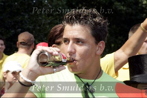 Bennekom 6 augustus 2004
Jan Smit bij SOS kinderdorpen. met flesje coca cola