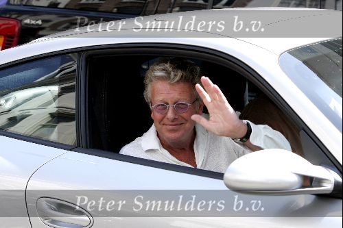 Amsterdam 3 augustus 2004
Jan des Bouvrie en Willem in jan zijn nieuwe porsche 911 carrera S op pc hooftstraat