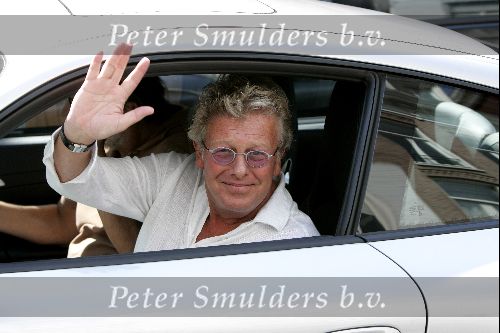 Amsterdam 3 augustus 2004
Jan des Bouvrie en Willem in jan zijn nieuwe porsche 911 carrera S op pc hooftstraat