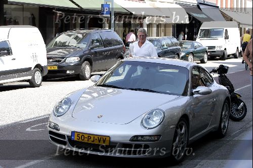 Amsterdam 3 augustus 2004
Jan des Bouvrie en Willem in jan zijn nieuwe porsche 911 carrera S op pc hooftstraat