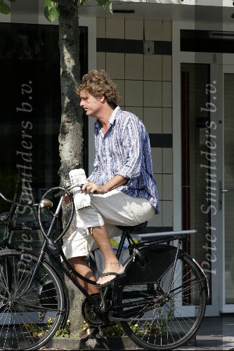 Loenen 3 augustus 2004
Jeroen Pauw op de fiets een krant kopen