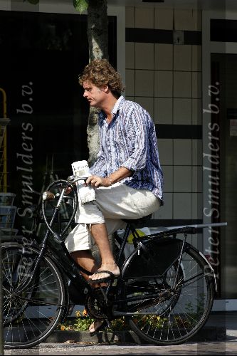 Loenen 3 augustus 2004
Jeroen Pauw op de fiets een krant kopen