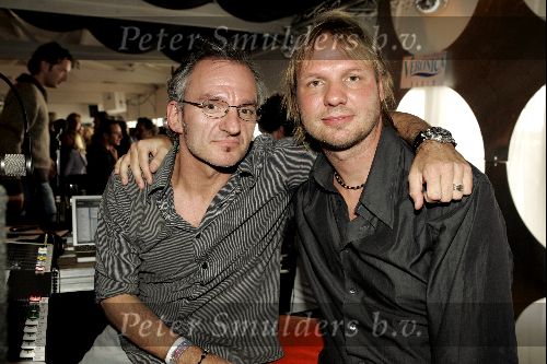 Bloemendaal 31 augustus 2004
Feestje radio Veronica in strandtent Vroeger.
Rob Stenders en Jeroen v Inkel.