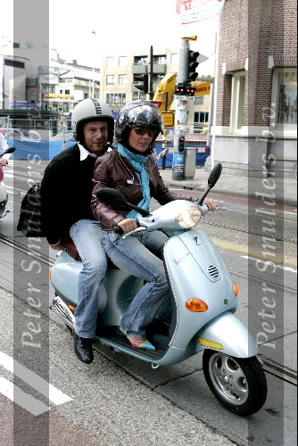 Amsterdam 25 augustus 2004
Presentatie nieuwe blad Zuid .
Josefine v Asdonk op scooter