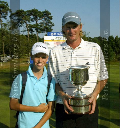 Zondag 8 Juli 2004
Persconferentie Dutch KLM Open 2004 Golf
Junior Smulders met KLM winnaar David Lynn