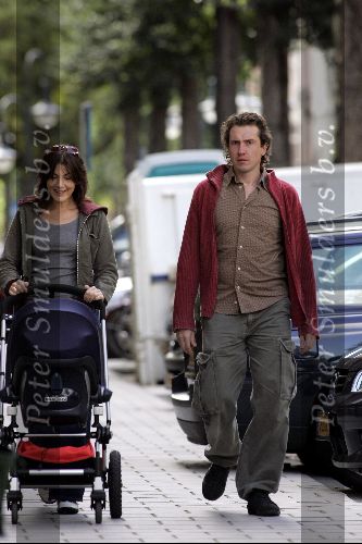 Amsterdam 28 augustus 2004
Kim v Kooten met man achter de kinderwagen op Cornelis Schuytstraat