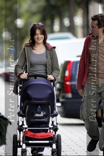 Amsterdam 28 augustus 2004
Kim v Kooten met man achter de kinderwagen op Cornelis Schuytstraat