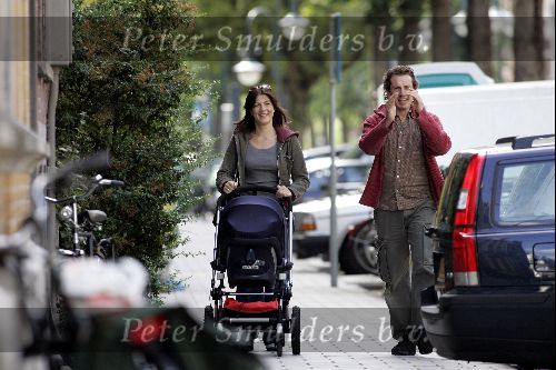 Amsterdam 28 augustus 2004
Kim v Kooten met man achter de kinderwagen op Cornelis Schuytstraat