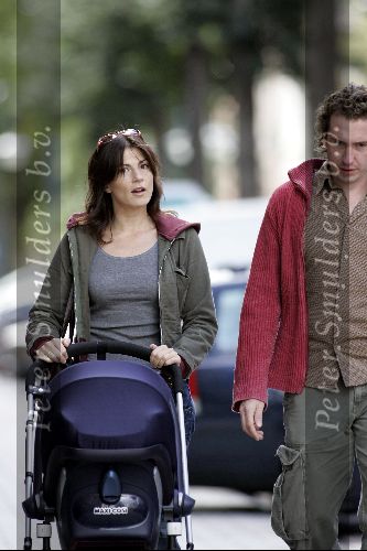 Amsterdam 28 augustus 2004
Kim v Kooten met man achter de kinderwagen op Cornelis Schuytstraat