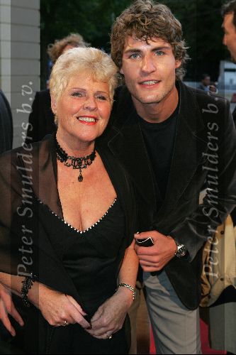Den Haag 30 augustus 2004
Premiere Passion in schouwburg Den Haag.
Koert Jan de Bruijn met moeder