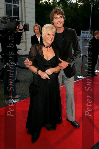 Den Haag 30 augustus 2004
Premiere Passion in schouwburg Den Haag.
Koert Jan de Bruijn met moeder