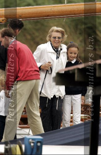 Muiden 29 augustus 2004
Koningin Beatrix varen met de Groene Draeck.Koningin met wandelstok
