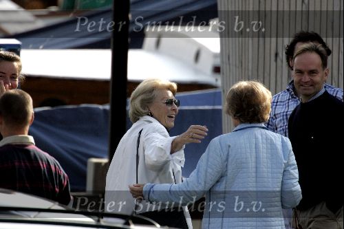 Muiden 29 augustus 2004
Koningin Beatrix varen met de Groene Draeck.Koningin met wandelstok