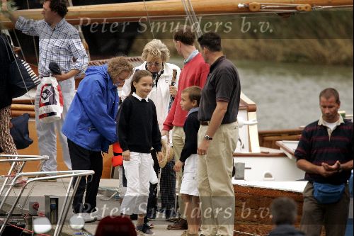 Muiden 29 augustus 2004
Koningin Beatrix varen met de Groene Draeck.Koningin met wandelstok