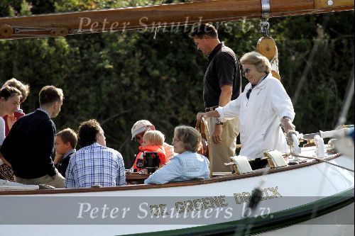 Muiden 29 augustus 2004
Koningin Beatrix varen met de Groene Draeck.Koningin met wandelstok