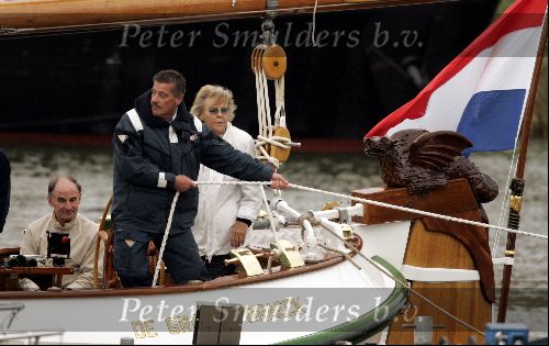 Muiden 29 augustus 2004
Koningin Beatrix varen met de Groene Draeck.Koningin met wandelstok