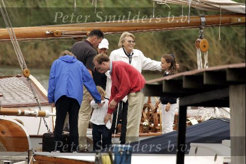 Muiden 29 augustus 2004
Koningin Beatrix varen met de Groene Draeck.Koningin met wandelstok
