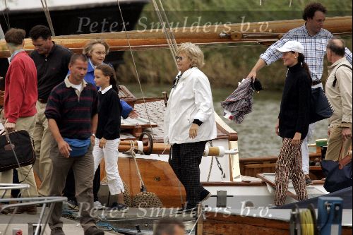 Muiden 29 augustus 2004
Koningin Beatrix varen met de Groene Draeck.Koningin met wandelstok
