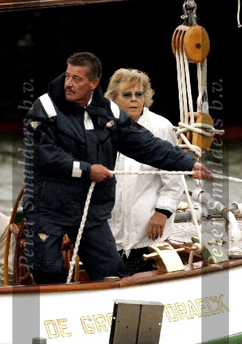 Muiden 29 augustus 2004
Koningin Beatrix varen met de Groene Draeck.Koningin met wandelstok