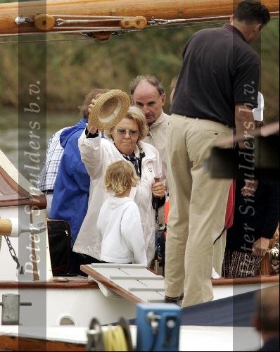 Muiden 29 augustus 2004
Koningin Beatrix varen met de Groene Draeck.Koningin met wandelstok