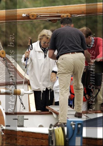 Muiden 29 augustus 2004
Koningin Beatrix varen met de Groene Draeck.
Koningin met wandelstok