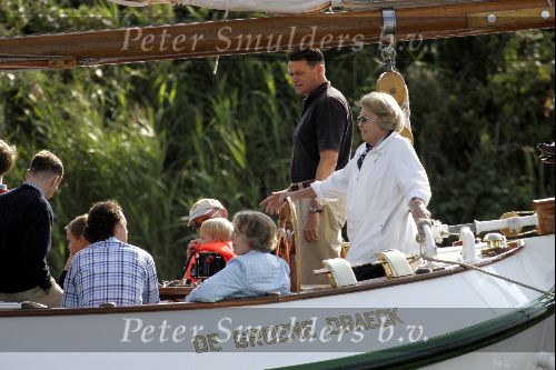 Muiden 29 augustus 2004
Koningin Beatrix varen met de Groene Draeck.Koningin met wandelstok