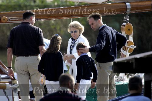 Muiden 29 augustus 2004
Koningin Beatrix varen met de Groene Draeck.
Koningin met wandelstok