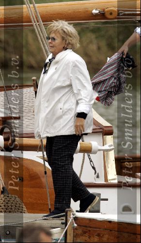 Muiden 29 augustus 2004
Koningin Beatrix varen met de Groene Draeck.Koningin met wandelstok