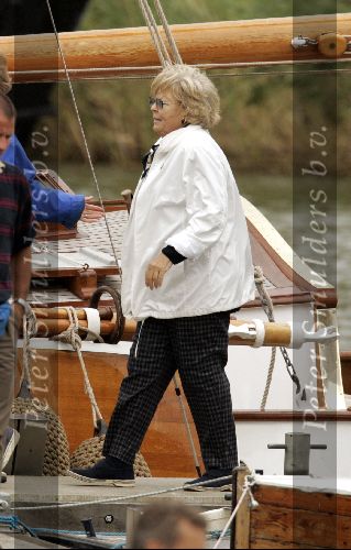 Muiden 29 augustus 2004
Koningin Beatrix varen met de Groene Draeck.Koningin met wandelstok