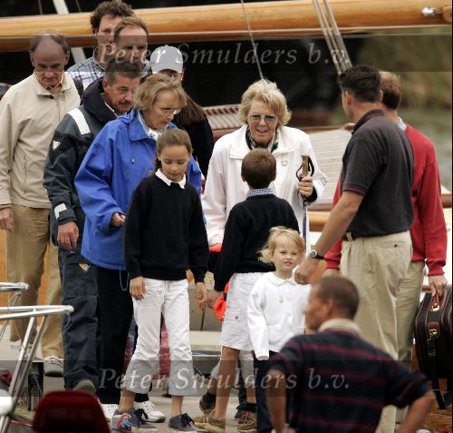 Muiden 29 augustus 2004
Koningin Beatrix varen met de Groene Draeck.Koningin met wandelstok