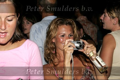 Curacao 13 augustus 2004
Marco Borsato optreden op Mambo Beach.   
Leontine Borsato met digitale camera